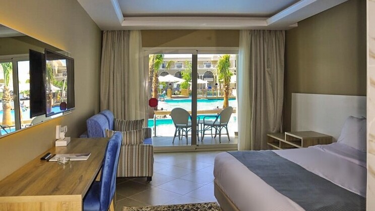 Swim-Up Room (Adults-Only) 